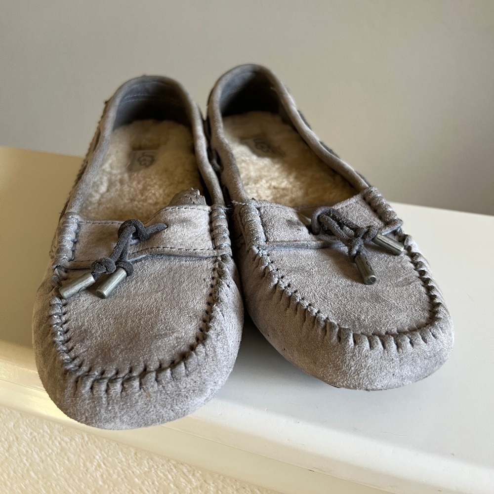 NWOT Grey UGG Fuzzy Slippers Women’s Size 5